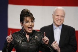 Palinová v kampani podporuje republikánské kandidáty včetně McCaina.